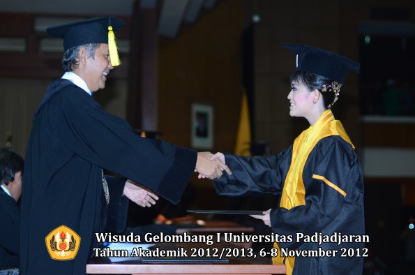 wisuda-unpad-gel-i-ta-2012_2013-fakultas-ekonomi-dan-bisnis-oleh-dekan-306