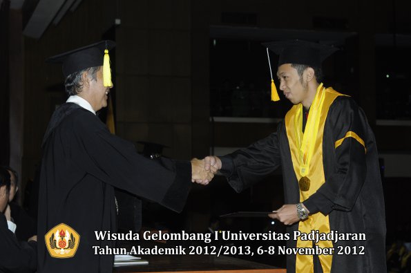 wisuda-unpad-gel-i-ta-2012_2013-fakultas-ekonomi-dan-bisnis-oleh-dekan-307