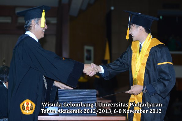 wisuda-unpad-gel-i-ta-2012_2013-fakultas-ekonomi-dan-bisnis-oleh-dekan-308