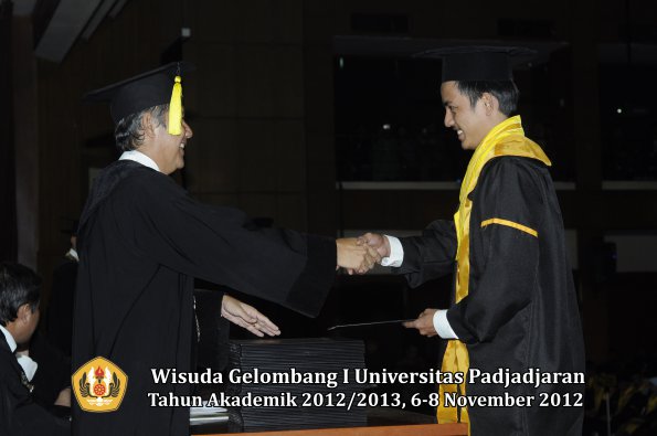 wisuda-unpad-gel-i-ta-2012_2013-fakultas-ekonomi-dan-bisnis-oleh-dekan-309