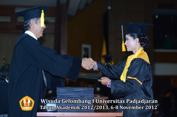 wisuda-unpad-gel-i-ta-2012_2013-fakultas-ekonomi-dan-bisnis-oleh-dekan-310