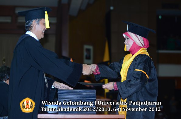 wisuda-unpad-gel-i-ta-2012_2013-fakultas-ekonomi-dan-bisnis-oleh-dekan-311