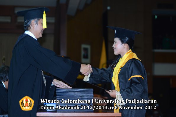 wisuda-unpad-gel-i-ta-2012_2013-fakultas-ekonomi-dan-bisnis-oleh-dekan-312