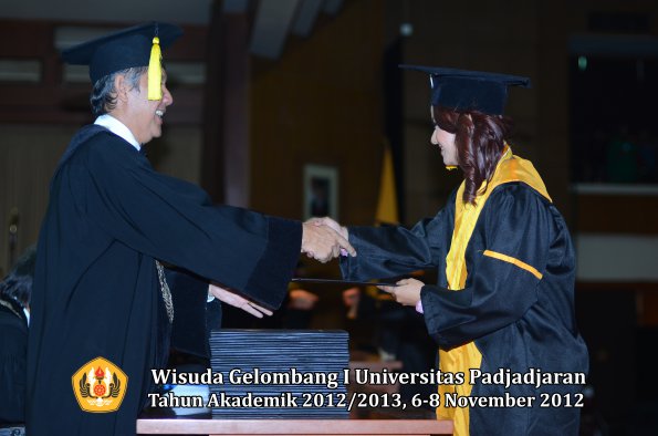 wisuda-unpad-gel-i-ta-2012_2013-fakultas-ekonomi-dan-bisnis-oleh-dekan-313