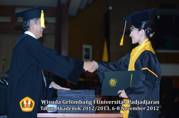 wisuda-unpad-gel-i-ta-2012_2013-fakultas-ekonomi-dan-bisnis-oleh-dekan-314