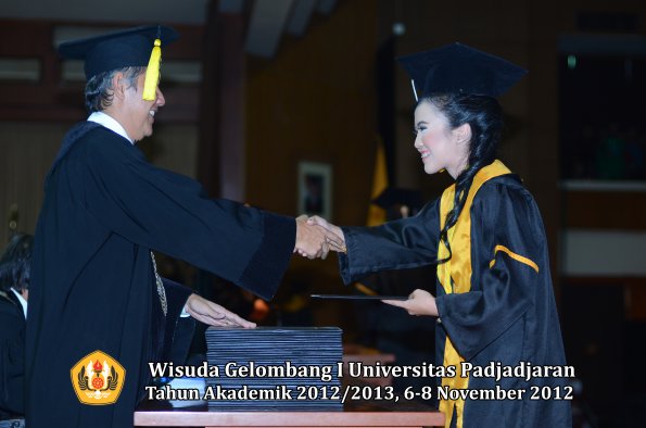 wisuda-unpad-gel-i-ta-2012_2013-fakultas-ekonomi-dan-bisnis-oleh-dekan-315