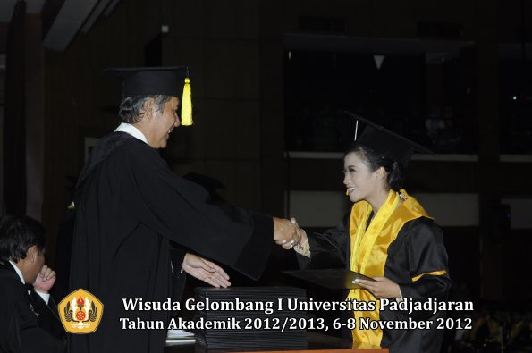 wisuda-unpad-gel-i-ta-2012_2013-fakultas-ekonomi-dan-bisnis-oleh-dekan-316