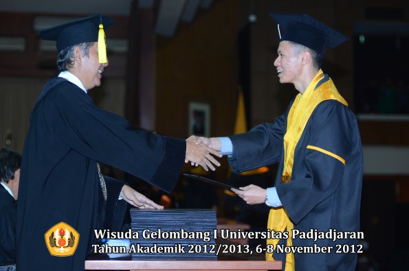 wisuda-unpad-gel-i-ta-2012_2013-fakultas-ekonomi-dan-bisnis-oleh-dekan-317