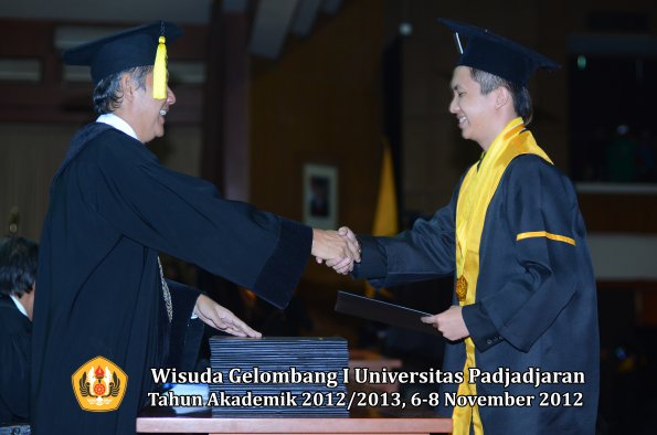 wisuda-unpad-gel-i-ta-2012_2013-fakultas-ekonomi-dan-bisnis-oleh-dekan-318