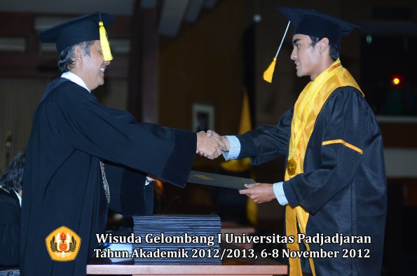 wisuda-unpad-gel-i-ta-2012_2013-fakultas-ekonomi-dan-bisnis-oleh-dekan-319