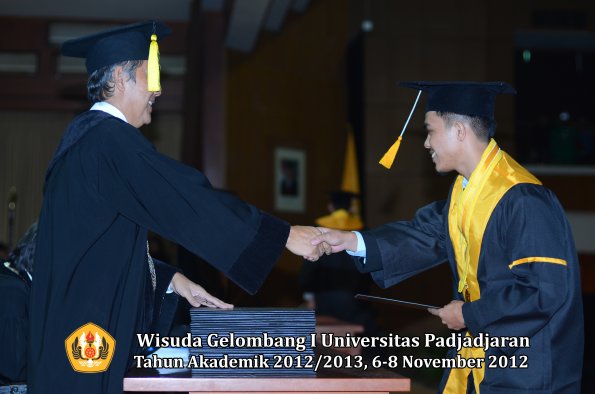 wisuda-unpad-gel-i-ta-2012_2013-fakultas-ekonomi-dan-bisnis-oleh-dekan-320