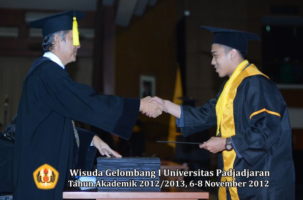 wisuda-unpad-gel-i-ta-2012_2013-fakultas-ekonomi-dan-bisnis-oleh-dekan-321