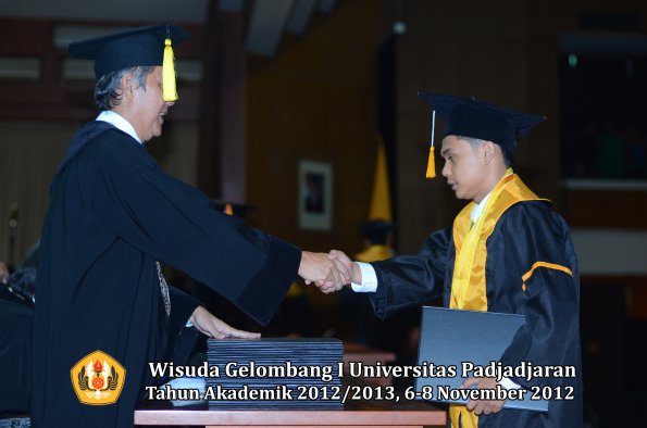 wisuda-unpad-gel-i-ta-2012_2013-fakultas-ekonomi-dan-bisnis-oleh-dekan-322