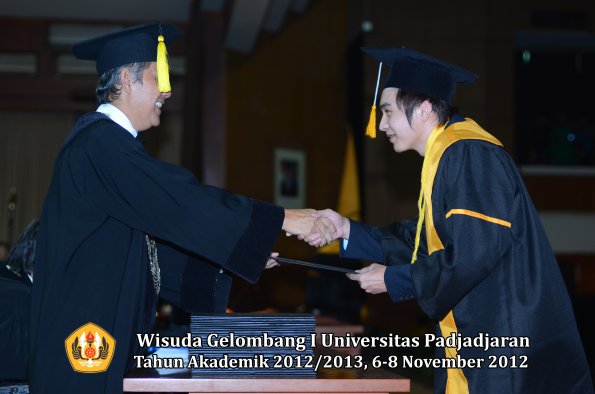 wisuda-unpad-gel-i-ta-2012_2013-fakultas-ekonomi-dan-bisnis-oleh-dekan-323