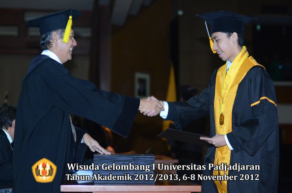 wisuda-unpad-gel-i-ta-2012_2013-fakultas-ekonomi-dan-bisnis-oleh-dekan-324