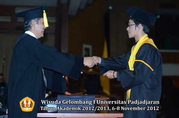 wisuda-unpad-gel-i-ta-2012_2013-fakultas-ekonomi-dan-bisnis-oleh-dekan-325