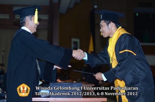 wisuda-unpad-gel-i-ta-2012_2013-fakultas-ekonomi-dan-bisnis-oleh-dekan-326