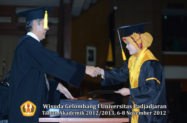 wisuda-unpad-gel-i-ta-2012_2013-fakultas-ekonomi-dan-bisnis-oleh-dekan-327