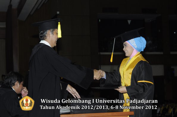 wisuda-unpad-gel-i-ta-2012_2013-fakultas-ekonomi-dan-bisnis-oleh-dekan-328