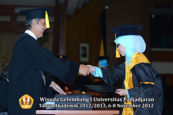 wisuda-unpad-gel-i-ta-2012_2013-fakultas-ekonomi-dan-bisnis-oleh-dekan-329