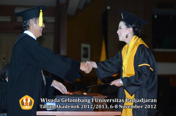 wisuda-unpad-gel-i-ta-2012_2013-fakultas-ekonomi-dan-bisnis-oleh-dekan-330