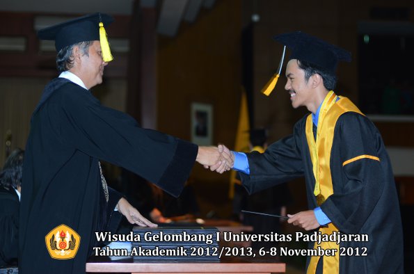 wisuda-unpad-gel-i-ta-2012_2013-fakultas-ekonomi-dan-bisnis-oleh-dekan-331