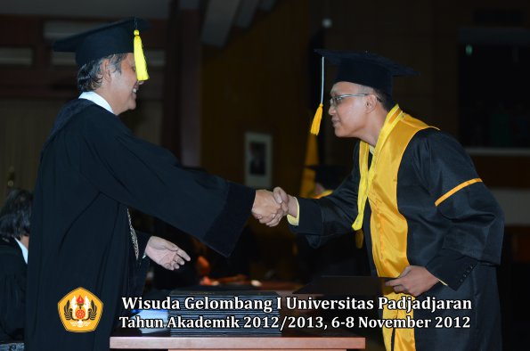 wisuda-unpad-gel-i-ta-2012_2013-fakultas-ekonomi-dan-bisnis-oleh-dekan-332