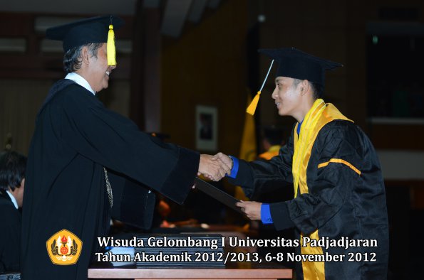 wisuda-unpad-gel-i-ta-2012_2013-fakultas-ekonomi-dan-bisnis-oleh-dekan-333