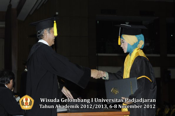 wisuda-unpad-gel-i-ta-2012_2013-fakultas-ekonomi-dan-bisnis-oleh-dekan-334