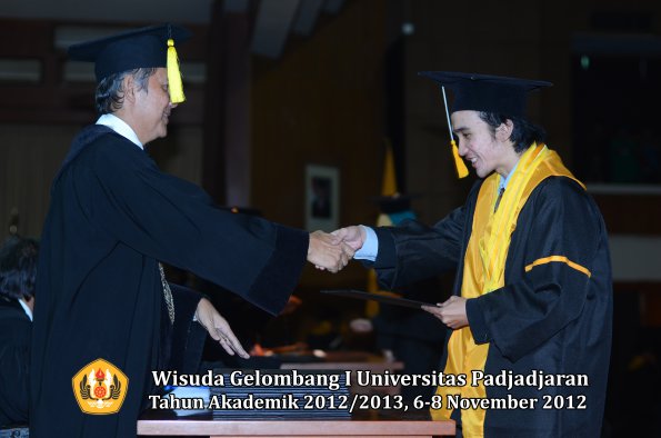 wisuda-unpad-gel-i-ta-2012_2013-fakultas-ekonomi-dan-bisnis-oleh-dekan-335