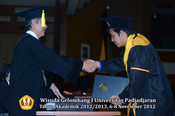 wisuda-unpad-gel-i-ta-2012_2013-fakultas-ekonomi-dan-bisnis-oleh-dekan-336