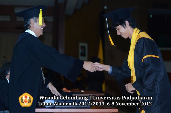 wisuda-unpad-gel-i-ta-2012_2013-fakultas-ekonomi-dan-bisnis-oleh-dekan-337