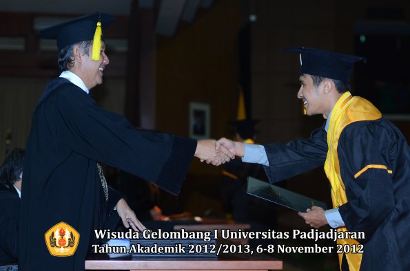 wisuda-unpad-gel-i-ta-2012_2013-fakultas-ekonomi-dan-bisnis-oleh-dekan-338