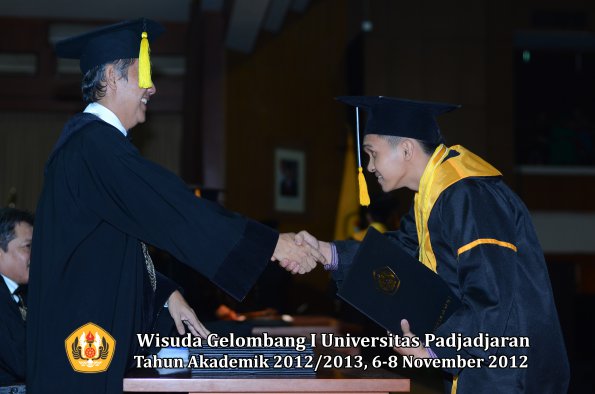 wisuda-unpad-gel-i-ta-2012_2013-fakultas-ekonomi-dan-bisnis-oleh-dekan-339