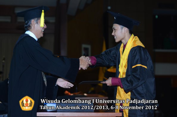 wisuda-unpad-gel-i-ta-2012_2013-fakultas-ekonomi-dan-bisnis-oleh-dekan-340