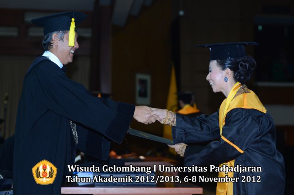 wisuda-unpad-gel-i-ta-2012_2013-fakultas-ekonomi-dan-bisnis-oleh-dekan-341