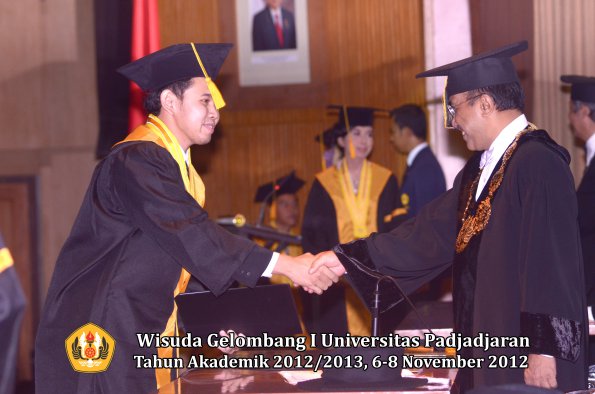 wisuda-unpad-gel-i-ta-2012_2013-fakultas-ekonomi-dan-bisnis-oleh-rektor-007