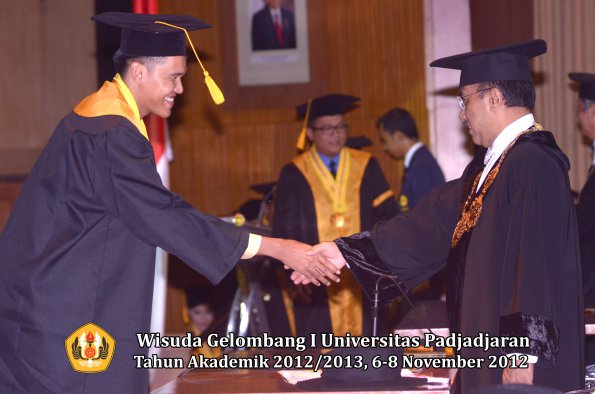 wisuda-unpad-gel-i-ta-2012_2013-fakultas-ekonomi-dan-bisnis-oleh-rektor-010