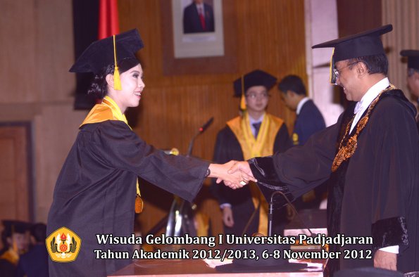 wisuda-unpad-gel-i-ta-2012_2013-fakultas-ekonomi-dan-bisnis-oleh-rektor-015