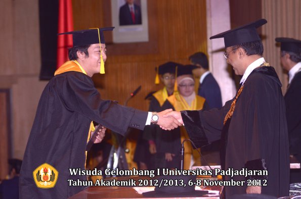 wisuda-unpad-gel-i-ta-2012_2013-fakultas-ekonomi-dan-bisnis-oleh-rektor-019