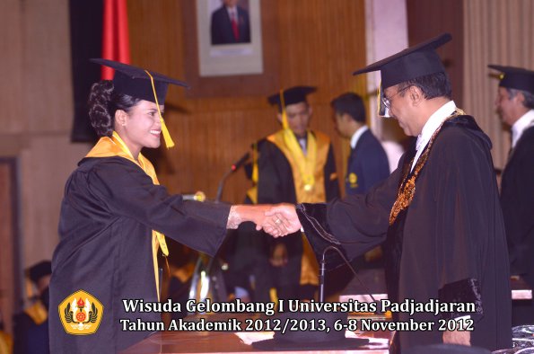 wisuda-unpad-gel-i-ta-2012_2013-fakultas-ekonomi-dan-bisnis-oleh-rektor-022