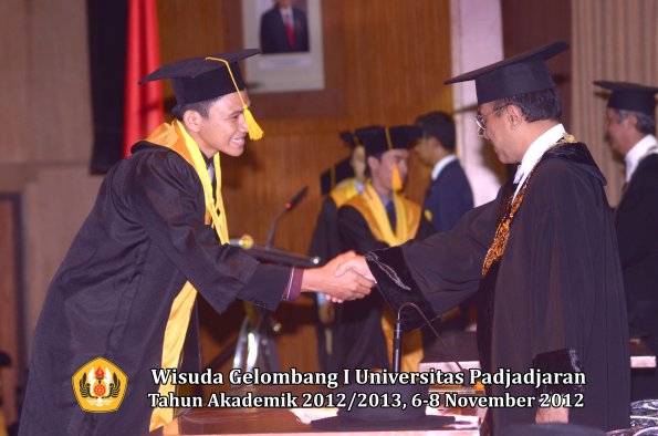 wisuda-unpad-gel-i-ta-2012_2013-fakultas-ekonomi-dan-bisnis-oleh-rektor-023