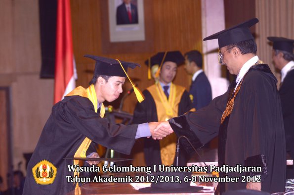 wisuda-unpad-gel-i-ta-2012_2013-fakultas-ekonomi-dan-bisnis-oleh-rektor-024