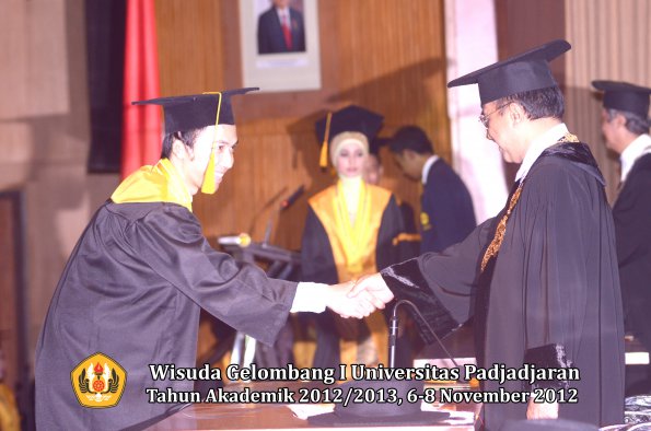 wisuda-unpad-gel-i-ta-2012_2013-fakultas-ekonomi-dan-bisnis-oleh-rektor-025