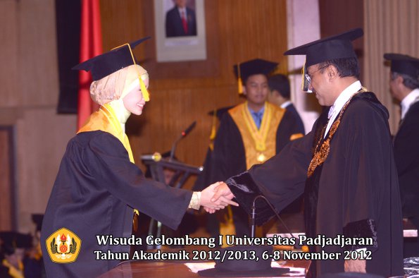 wisuda-unpad-gel-i-ta-2012_2013-fakultas-ekonomi-dan-bisnis-oleh-rektor-026