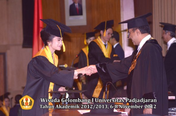 wisuda-unpad-gel-i-ta-2012_2013-fakultas-ekonomi-dan-bisnis-oleh-rektor-029