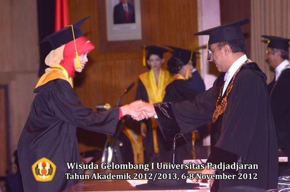 wisuda-unpad-gel-i-ta-2012_2013-fakultas-ekonomi-dan-bisnis-oleh-rektor-033