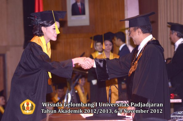 wisuda-unpad-gel-i-ta-2012_2013-fakultas-ekonomi-dan-bisnis-oleh-rektor-035