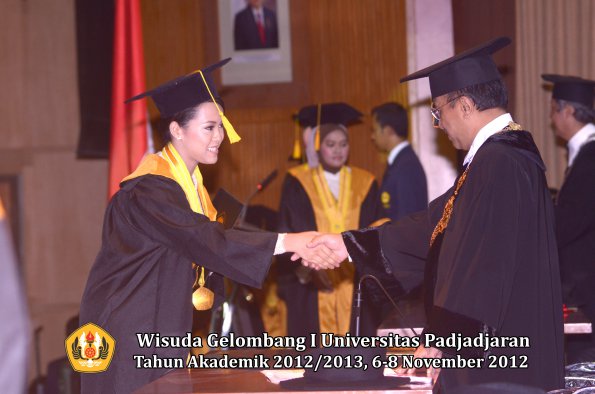 wisuda-unpad-gel-i-ta-2012_2013-fakultas-ekonomi-dan-bisnis-oleh-rektor-036