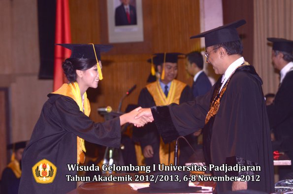 wisuda-unpad-gel-i-ta-2012_2013-fakultas-ekonomi-dan-bisnis-oleh-rektor-039